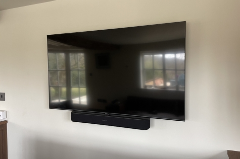 Wall mounted 50 inch TV and Sonos Beam soundbar - Evolution AV